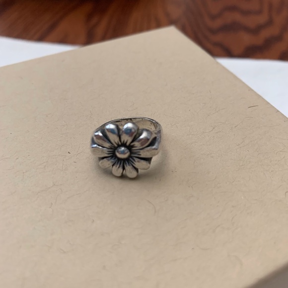 Jeep Collins Daisy Flower Ring. - Picture 1 of 5